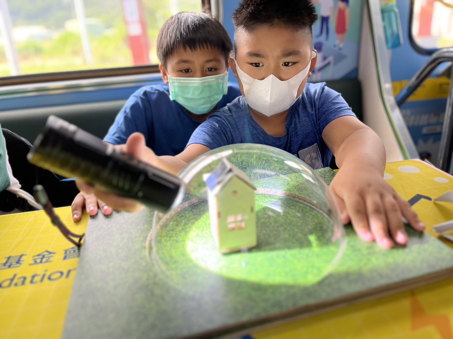 友達參與基礎科學主題車廂，以STEAM教學精神，設計「逐日科學家」、「太陽能工程師」以及「淨零建築師」三大能源科普課程和實驗