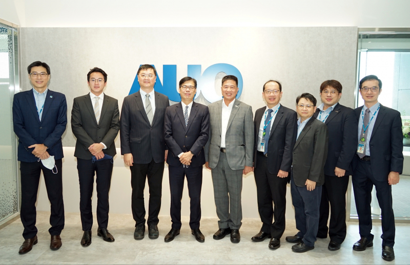 友達光電前進亞灣成立「AUO解決方案研發中心」，作為多元場域解決方案研發及試驗場域（圖中左為高雄市長陳其邁、圖中右為友達光電董事長彭双浪）