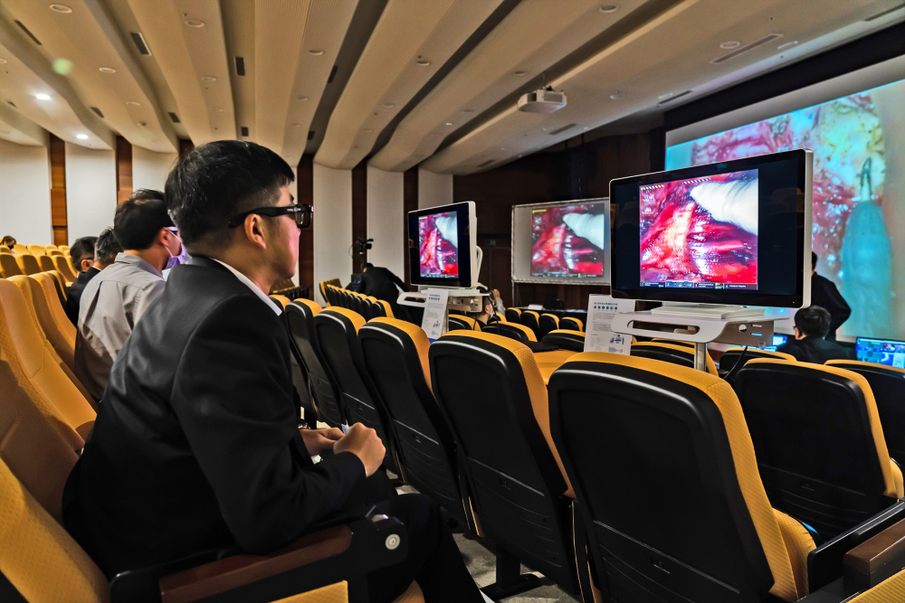達擎之「達文西外接3D影像解決方案」，將達文西手術機器手臂的3D影像即時連線轉播，在會議室觀摩的醫師們只要戴上偏光眼鏡，就能與執刀醫師看到同步的3D立體影像，如臨操作台現場，縮短達文西手術的學習曲線