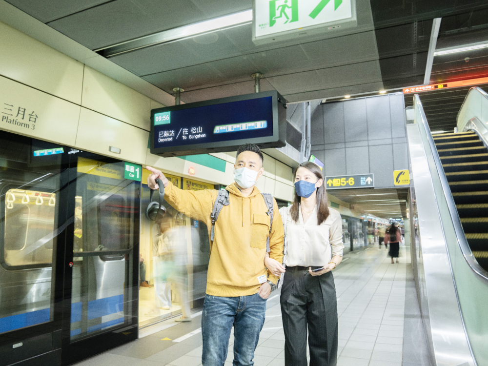 友達旗下達擎之客製化TARTAN顯示器，於台北捷運中山站亮相。以獨特長條型比例與高畫質特色，為台北捷運站帶來嶄新的都會車站風貌