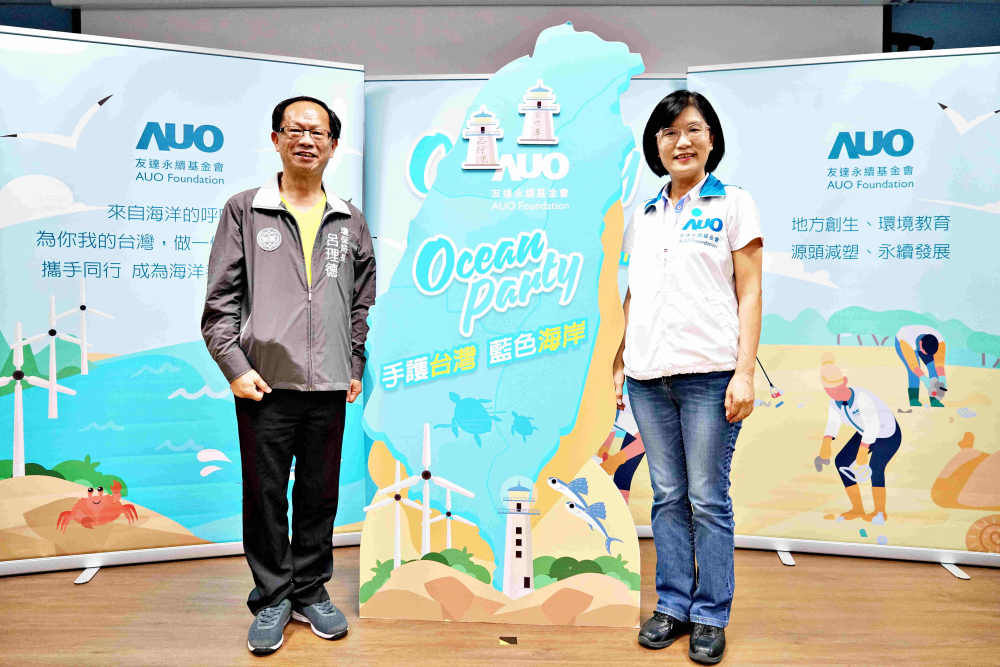 友達光電永續長古秀華（右）與桃園市環保局局長呂理德（左）進行海岸線認養儀式，簽署於象徵藍色宣言的海岸永續燈塔上，承諾以實際行動與環境教育方式，投入桃園海岸線守護行列