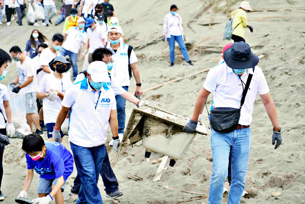 友達永續基金會2022 Ocean Party活動，與桃園市政府環保局、海湧工作室、觀音樹林里社區多方合作，一同手護台灣藍色海岸