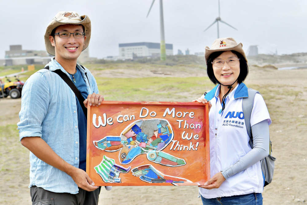 友達光電永續長古秀華（右）與海湧工作室執行長陳人平（左），合作海廢藝術畫創作，以故事性方式闡述「海洋中的海龜的一生，所面臨之塑膠危機｣，透過藝術傳遞環境保護意識