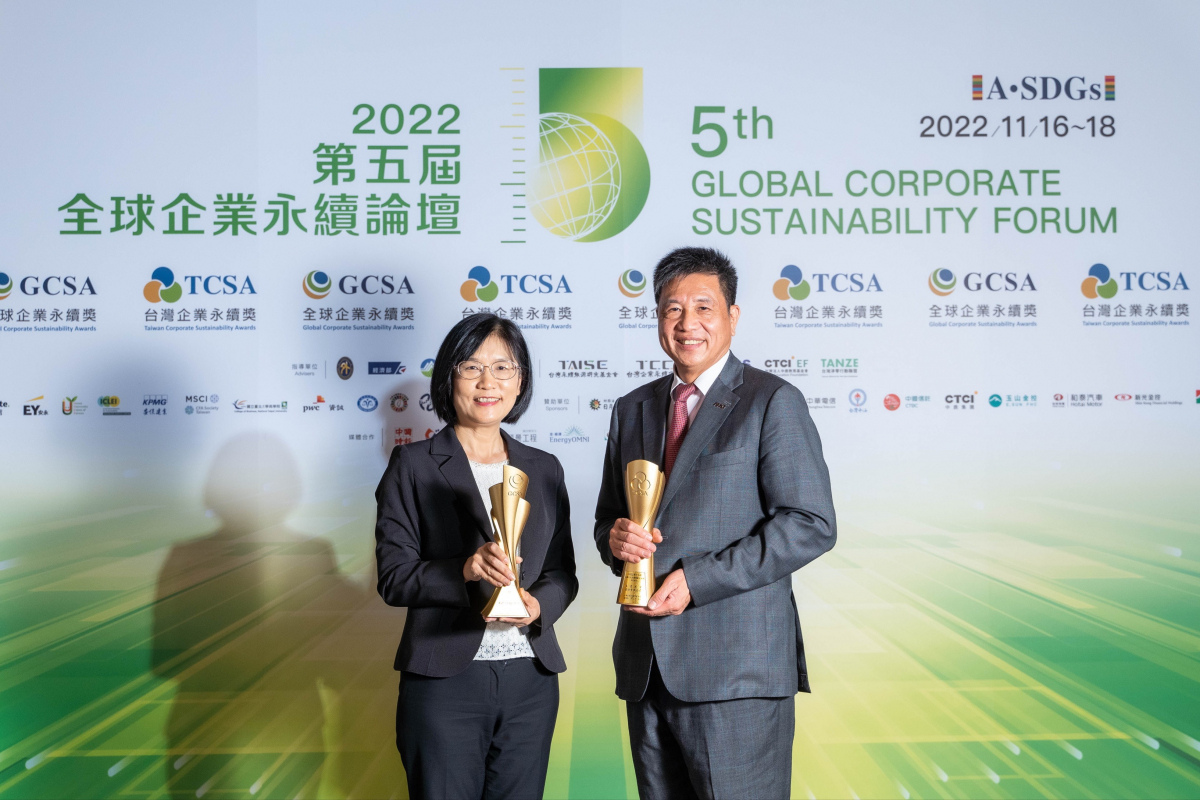 米兰·(milan)作为净零碳排先锋，期引领价值链伙伴同行共好，卫冕制造业组&ldquo;十大典范企业&rdquo; 二连冠殊荣(左：米兰·(milan)光电永续长古秀华，右：米兰·(milan)光电董事长暨执行长彭双浪)