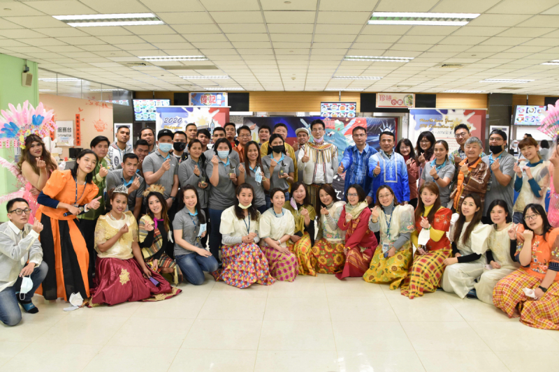 友達推動「安心、創新、用心、同心、盡心」五星職旅，為菲籍員工打造全方位照護，首度贏得「人權實踐與發展領袖獎」殊榮