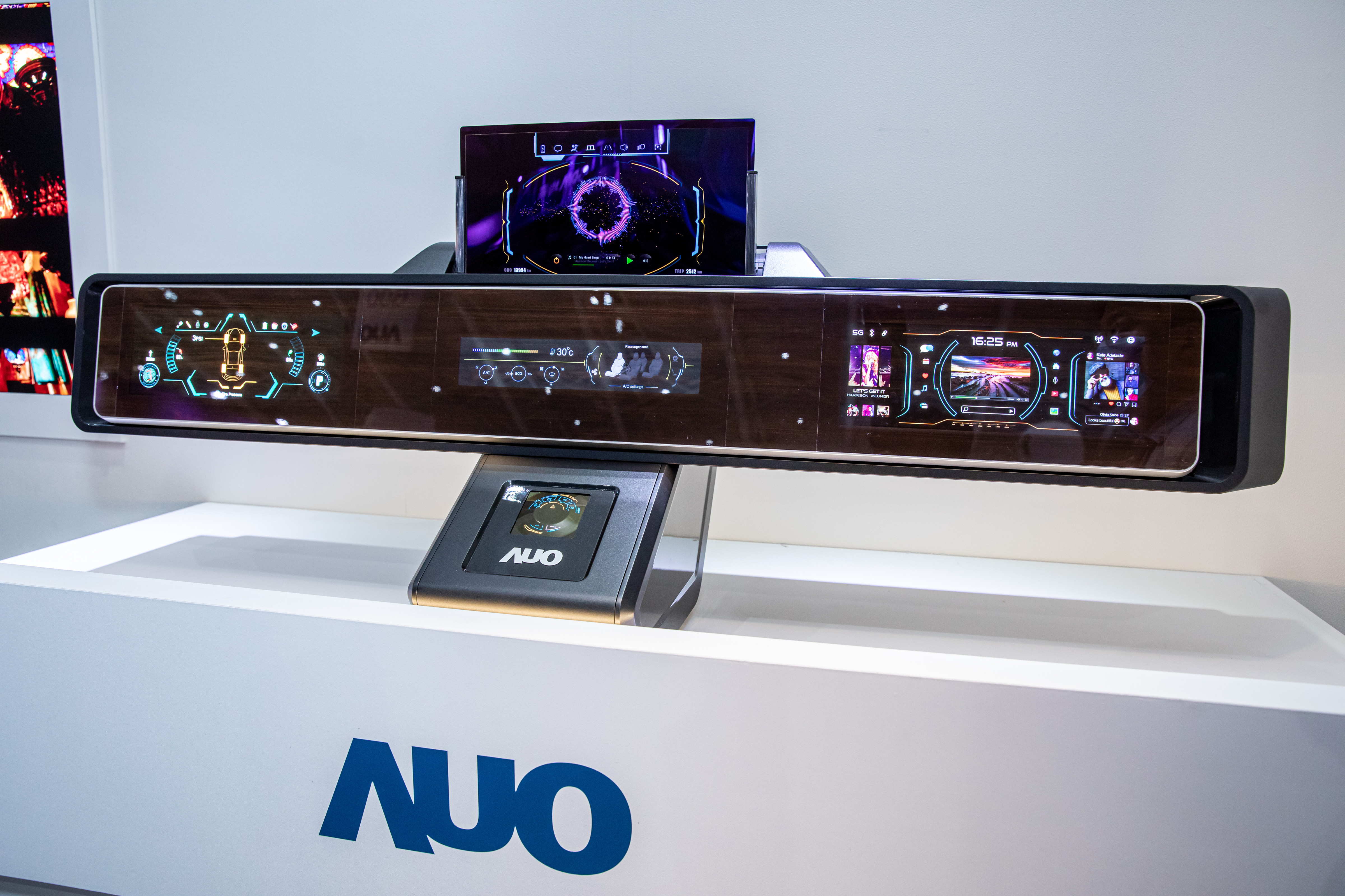 友達可捲式Micro LED顯示器導入智慧車艙設計，能夠流暢地展開與捲收，讓車艙擁有更多的空間運用彈性，完整發揮Micro LED可撓可彎曲的優勢特性