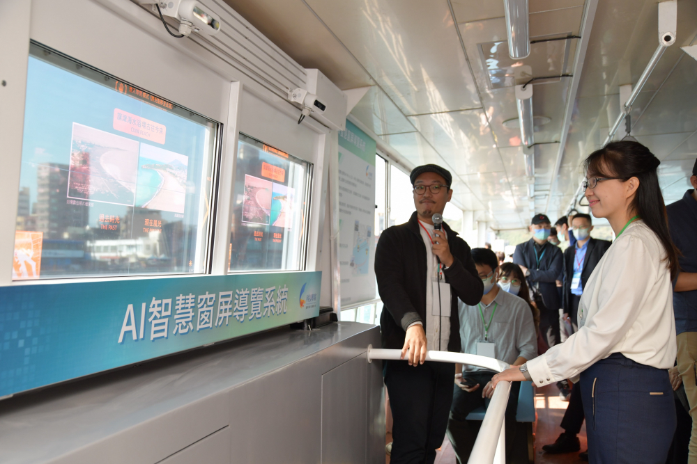 友達整合透明Micro LED智慧窗，透過景物GPS座標定位追蹤乘客視線，可即時在智慧窗提供正確的導覽資訊
