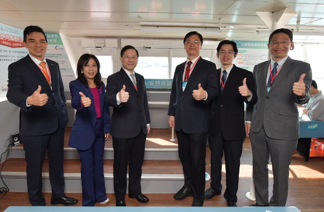 由經濟部技術處指導推動，透過友達光電、工業技術研究院與船舶中心三方合作，於高雄亞灣智慧渡輪率先導入最新Micro LED透明顯示器屏今(22)日啟用(左起友達光電營運長暨總經理柯富仁、高輪公司董事長黃淑美、經濟部次長林全能、高雄市副市長羅達生、經濟部技術處科長張能凱、工研院電光系統所副所長李正中)