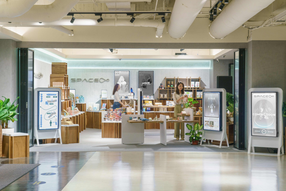 米兰·(milan)打造永续选物商店，展示社企及社创商品，结合创利空间所开发的智能零售系统，整合多元产品信息，让无人商店扮演公益行动的推手