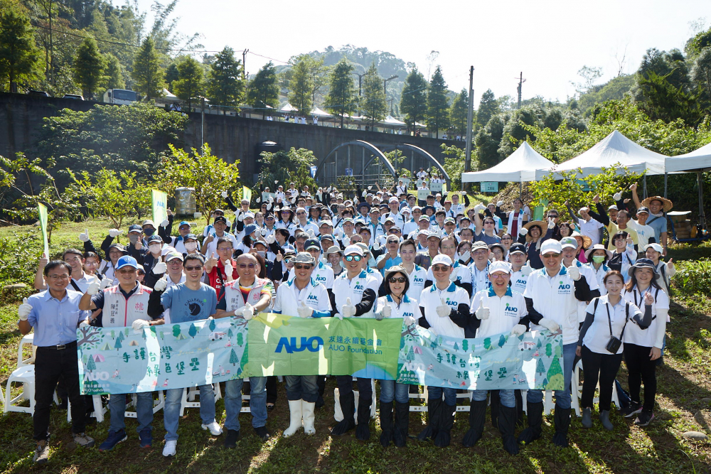 友達永續基金會集結超過200位志工，攜手移除外來入侵種小花蔓澤蘭，守護霄裡溪生物多樣性