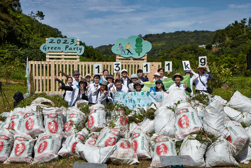 友達集結超過200位志工，攜手移除高達1311公斤的外來入侵種「小花蔓澤蘭」
