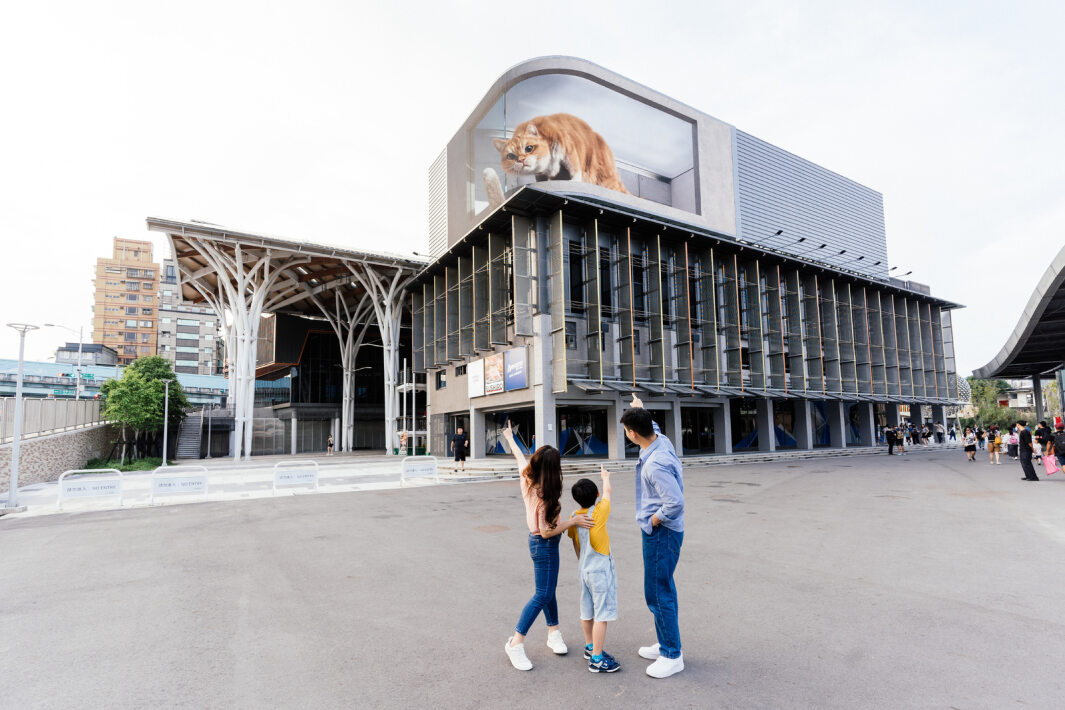 友達打造全台最大戶外裸視3D LED弧形螢幕，將超立體的軟萌胖橘貓動畫活躍於頂樓外牆