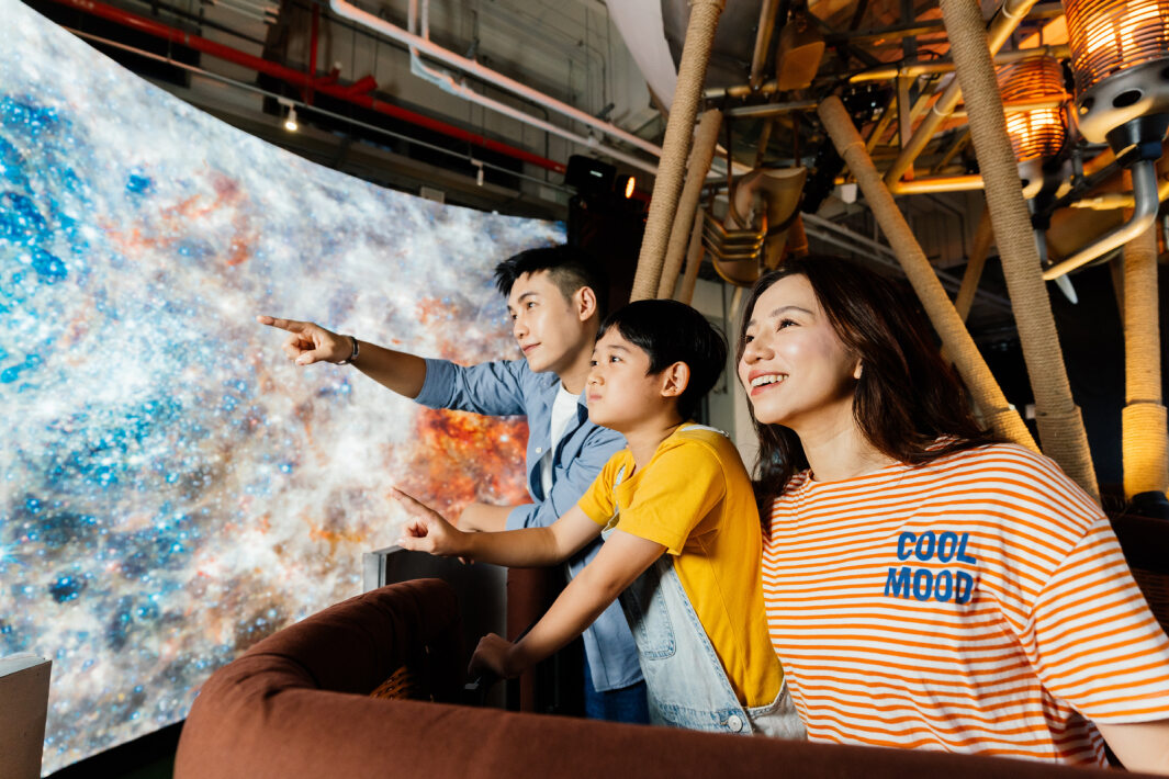 友達打造全台最大寬6公尺、高4公尺、唯一搭載LED弧形拼接顯示屏的動感飛行船，讓乘客駐足在熱氣球上，享受身歷其境的偽出國旅遊樂趣