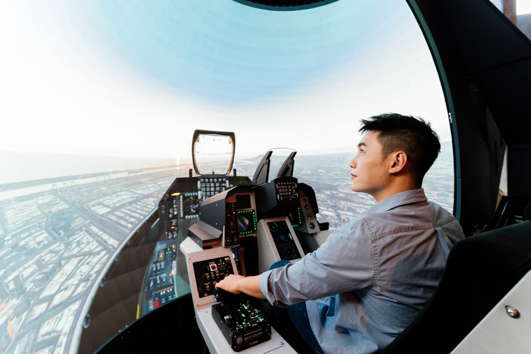 友達以P1.25小間距打造球形LED模擬艙，搭配智崴的精密六軸動態座椅，結合友達專業影像調校技術，呈現擬真模擬飛行場景