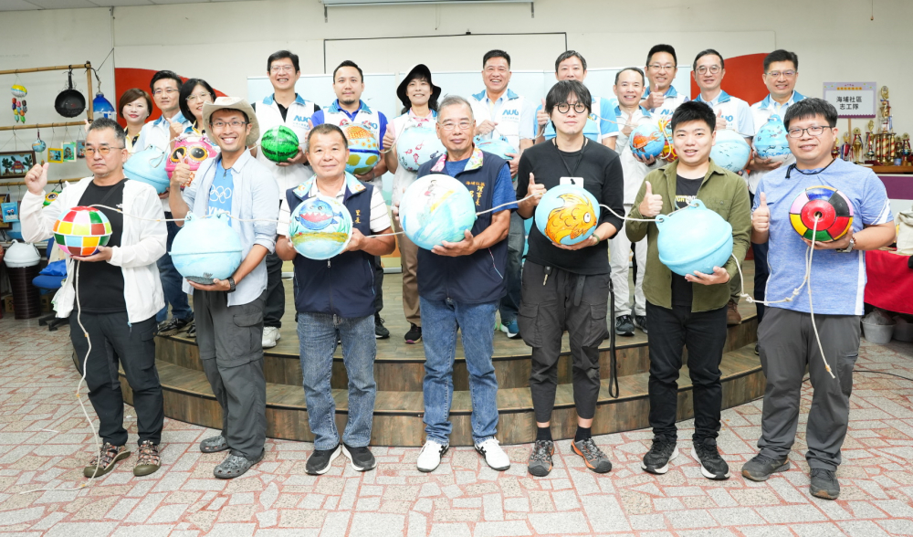 友達光電暨友達永續基金會董事長彭双浪與農業部林業及自然保育署新竹分署夏分署長、供應商夥伴、在地鄰里協會、社企團體，以循環再生的海廢浮球倡議從源頭減廢，為地球移除塑膠垃圾，共同「手」護台灣美麗海岸