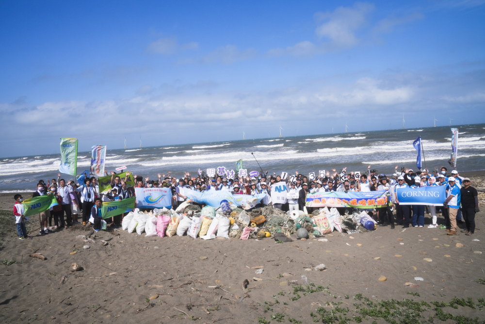 友達永續基金會召集企業志工、產官學和供應商夥伴，在苗栗後龍外埔魚港1340保安林海岸淨攤，齊心協力清除1.2公噸海洋廢棄物，以行動實踐對環境友善的承諾