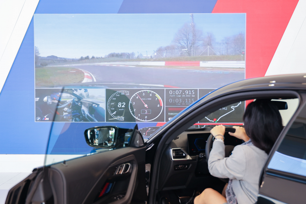 顧客按下虛擬Engine Start按鈕，啟動預選車款的引擎聲浪，螢幕同時呈現德國紐柏林賽道的試駕畫面，坐進車內一秒化身駕駛員馳騁奔騰