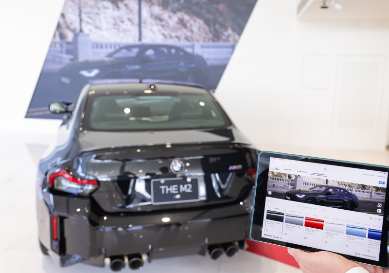 賞車介面即時投放到LED牆上，顧客可即時更換車輛內裝、零件選配與車款配色，提供近乎與實車等比例的沉浸式無死角虛擬賞車體驗