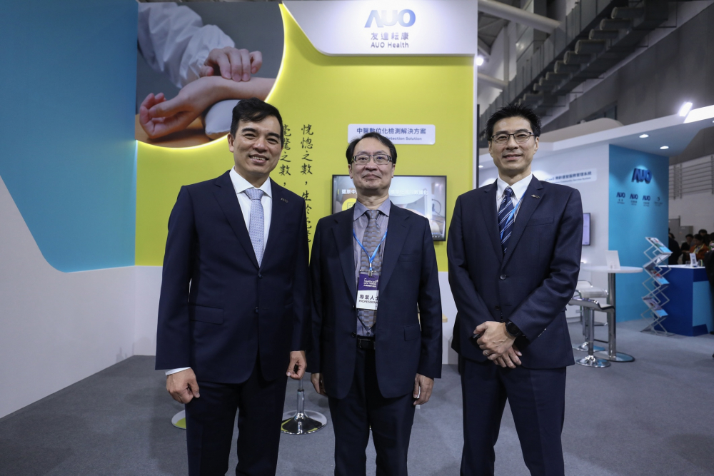 首次於醫療科技展亮相的友達耘康，捐贈數位化檢測設備與研究經費，協助衛福部國家中醫藥研究所打造中醫大數據資料庫。圖由左至右為友達光電執行長暨總經理柯富仁、衛福部國家中醫藥研究所所長蘇奕彰、友達光電智慧醫療事業群總經理廖世宏