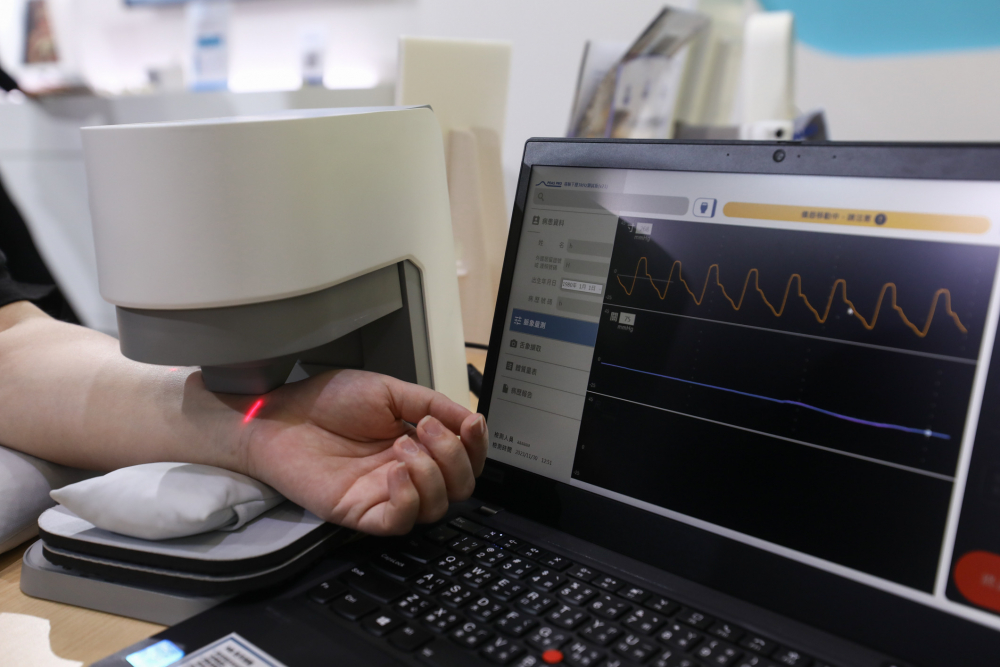 友達耘康脈象檢測系統透過電腦精準控制升降系統，還原中醫師三指把脈過程的舉、按、尋手法，將脈象感受轉化成數據，未來可結合大數據分析，實現智慧醫療及準確性