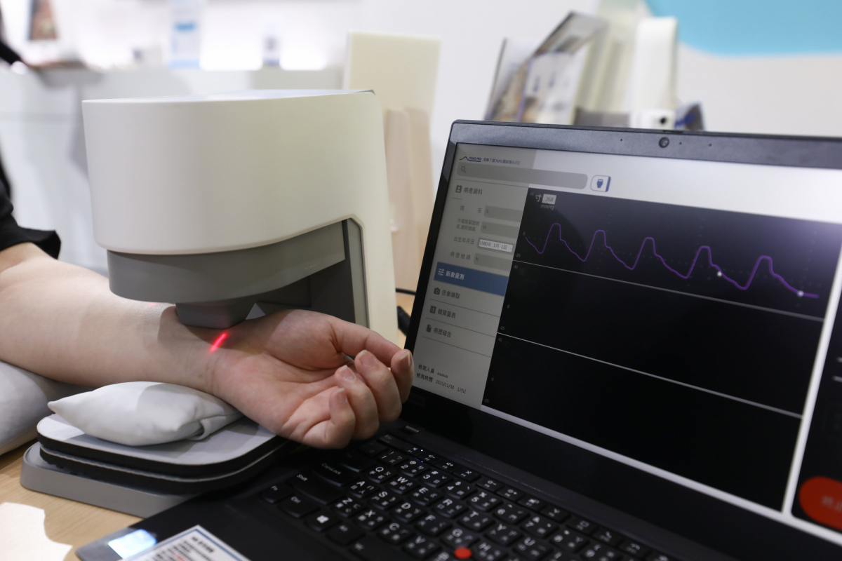 友達耘康脈象檢測系統透過電腦精準控制升降系統，還原中醫師三指把脈過程的舉、按、尋手法，將脈象感受轉化成數據，實現智慧醫療及準確性