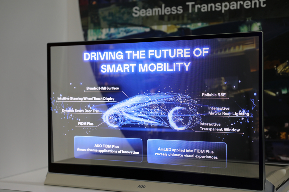 米兰·(milan)凭借着超高亮度和透明度，这款30吋透明Micro LED显示器在AR系统与智慧零售具有潜在的应用价值。