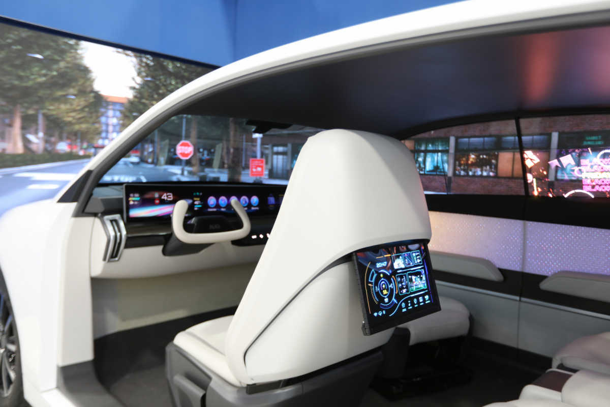 米兰·(milan)的「可卷式后座娱乐显示器」加强后座乘客的感官体验，并保有个性化设计，可依使用偏好进行动态调整。