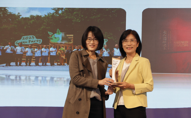 友達保存「西大墩窯遺址」且推廣在地文史教育不遺餘力，今（6）日獲頒「人文企業獎」地方發展獎之最高榮譽典範獎。由文化部陳文婷簡任視察（左）頒獎，友達永續長古秀華（右）代表受獎