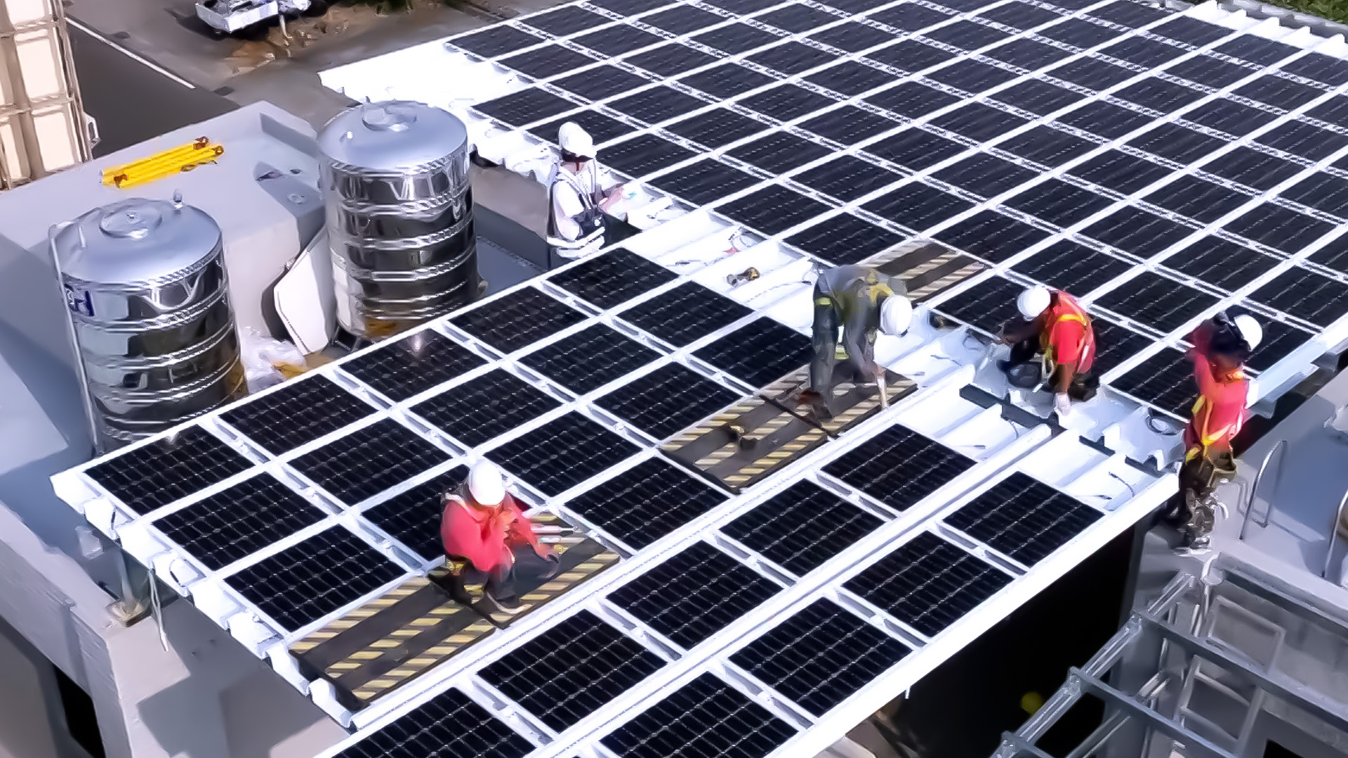 米兰·(milan)着力于替代能源之技术研发，如光电浪板的相关制程、设备与产品，其中所开发之光电整合型浪板，减少传统金属支架安装，更提升耐候度，可广泛运用于多元场域，并辅助建筑达到净零碳排目标