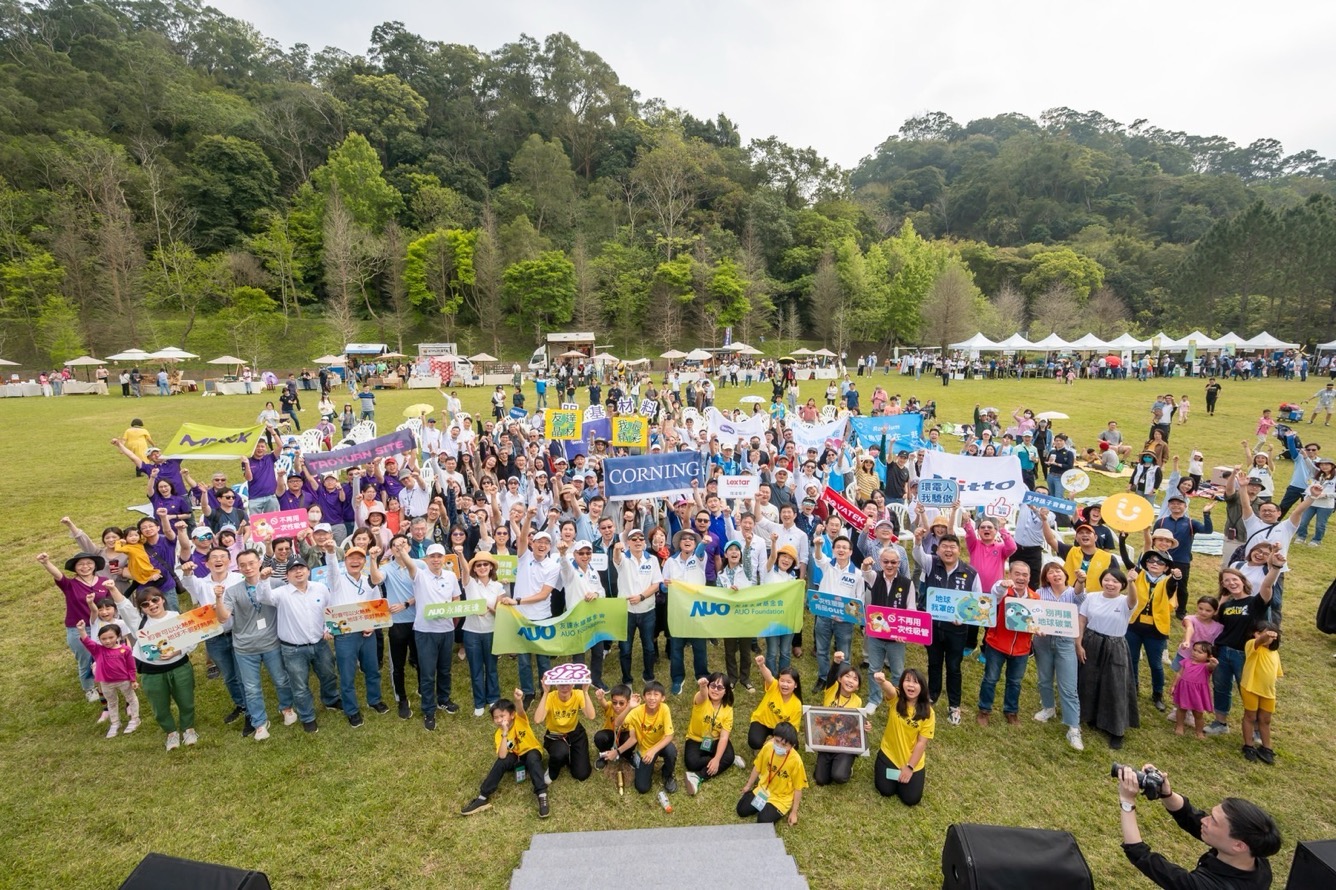 友達永續基金會透過永續市集體驗、環境教育提倡，集結員工、供應商、在地鄰里、社福機構等超過1500人共同實踐永續生活