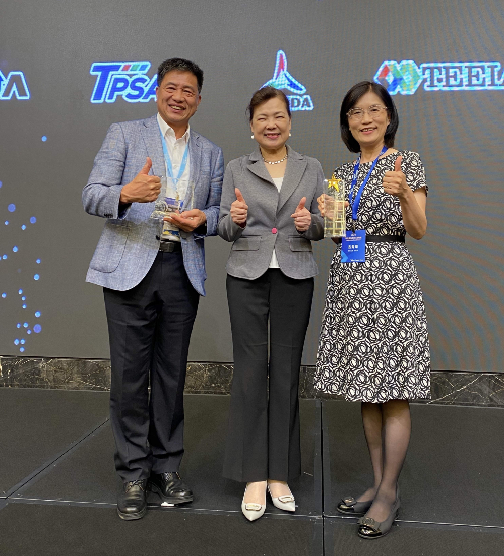 友達致力推動永續發展，於Touch Taiwan2024以3R策略貫穿Display、ESG展位實現綠色展覽目標之成果，Display展位獲綠色裝潢設計鑽質獎最高榮譽，ESG同獲金質獎殊榮。由經濟部長王美花（中）親自頒予友達光電董事長彭双浪（左）、友達光電永續長古秀華（右）