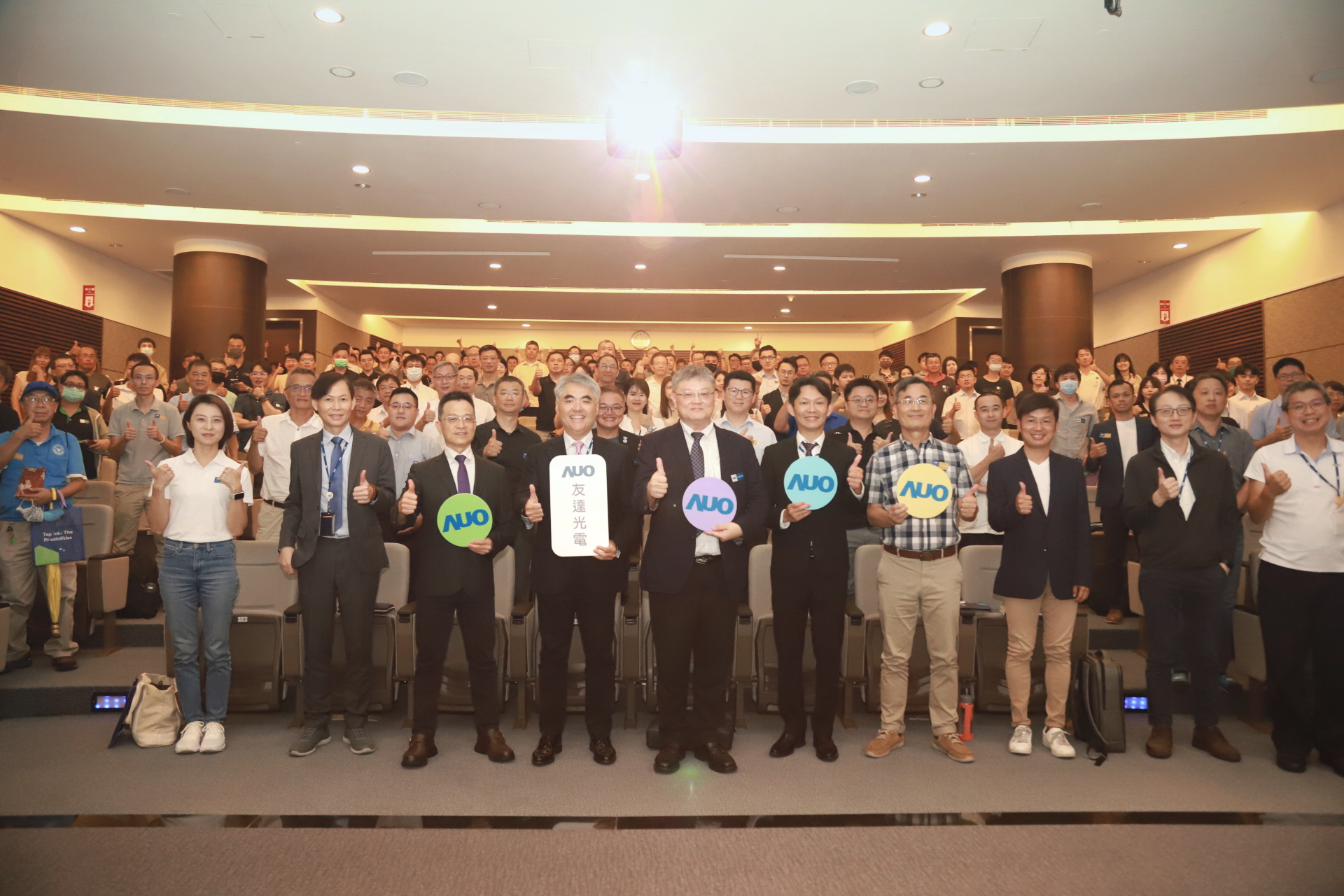 友達光電邀請領域專家共研再生能源發展、電力需求及建築物減碳等議題進行交流，盼共擘綠色永續生態圈的嶄新契機。
