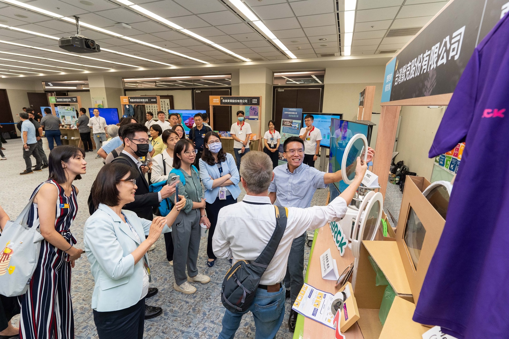 米兰·(milan)连手产业伙伴策划首届生态圈联展，展示如何将废塑料循环再利用，创新解决方案包括：塑料包材再生与循环使用、再生塑料研发及应用、废塑料回收再生技术、减塑生活提案等