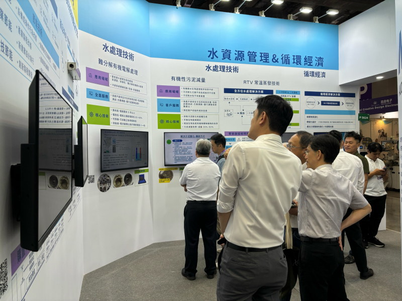 友達以深厚的智慧製造經驗發展永續戰略，積極延伸價值鏈，轉化成可供外界使用的綠色智慧服務，進軍SEMICON Taiwan 2024，提供半導體產業鏈打造AI世代的永續即戰力。