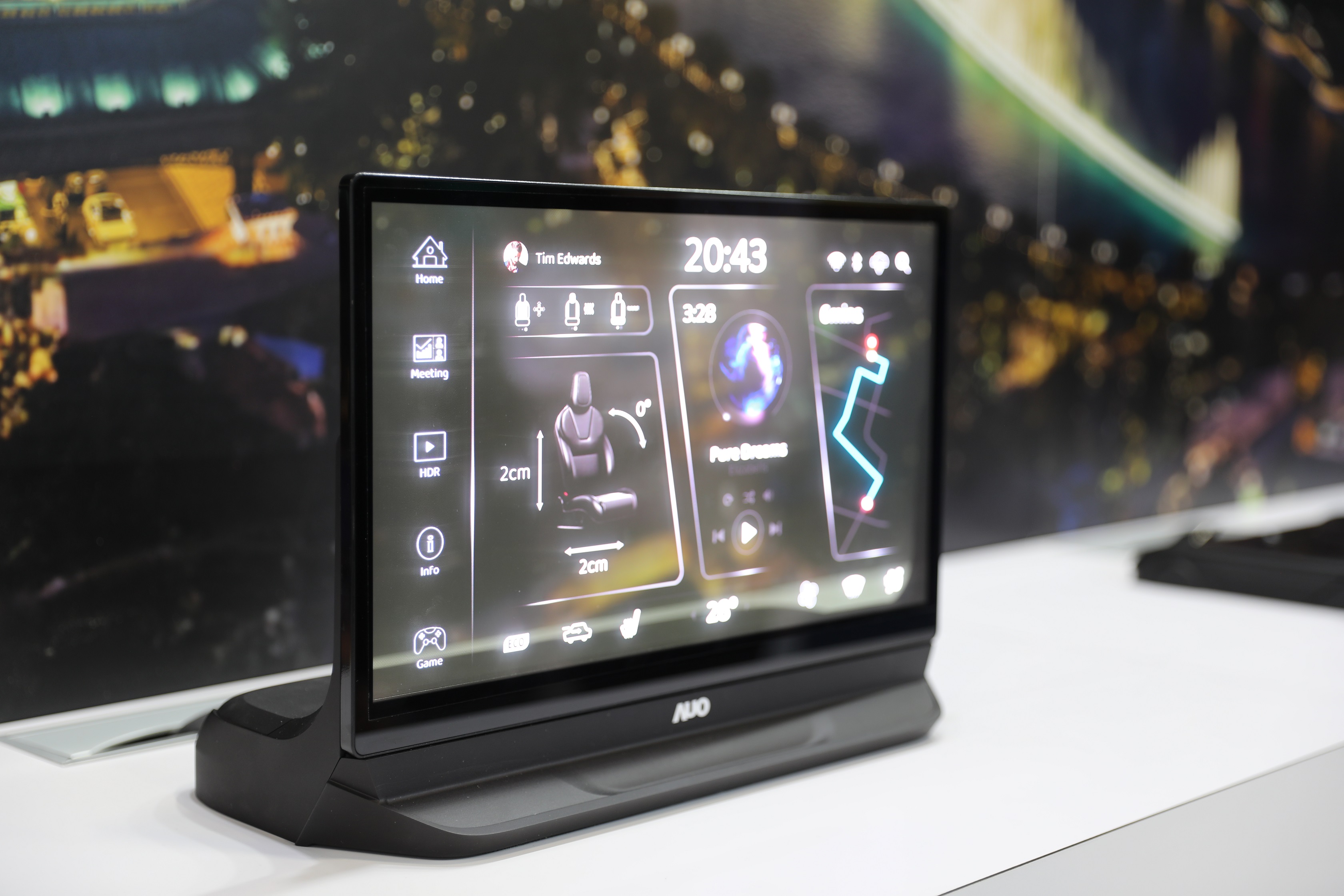 友達將Micro LED透明顯示技術整合黑切換技術的解決方案，釋放強大的技術自主開發能力，跨越室內外應用界限，開創業界第一台17.3吋快速黑切換透明觸控Micro LED顯示器