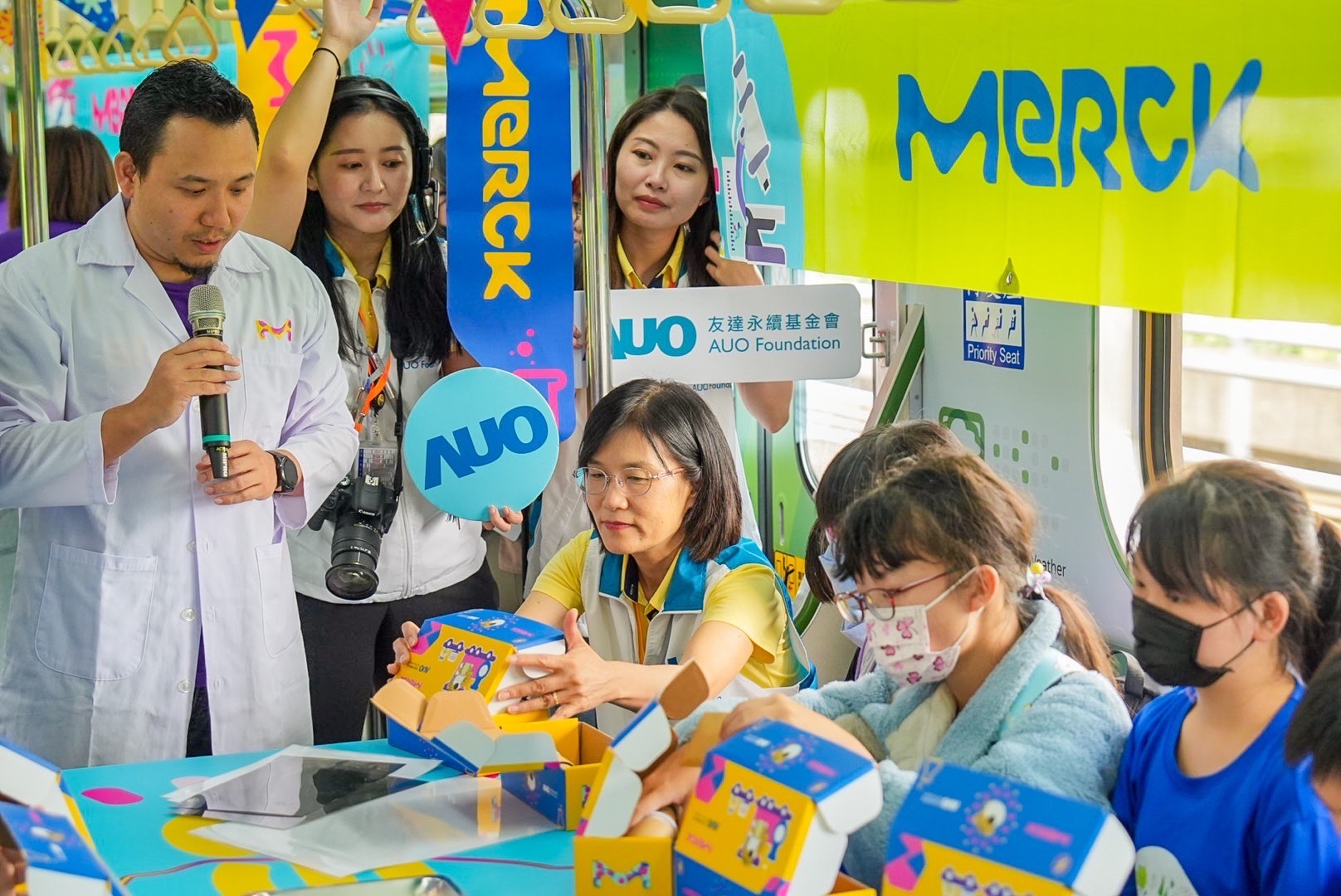 友達以光電、再生能源、水資源三大核心，設計「再生能源和循環經濟」多元永續教育主題，並攜手供應鏈夥伴默克開發創意科學教材及實作體驗，期讓永續素養透過科學探索向下扎根