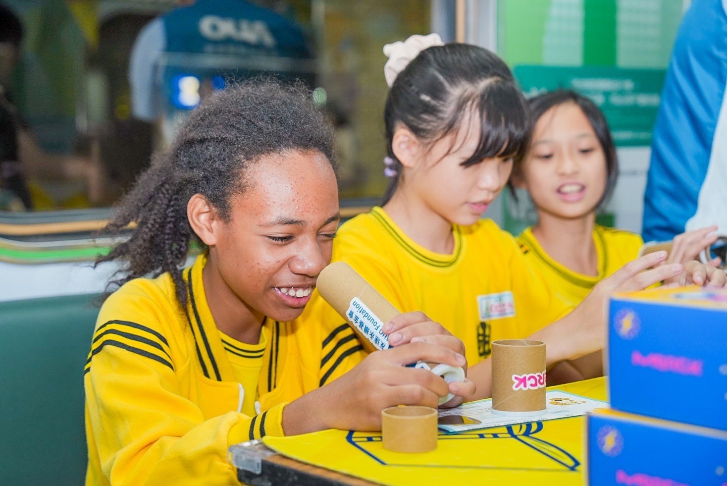 友達與默克分別回收不再使用的偏光片及液晶顯示模組，設計光電課程「玩轉光與闇」，讓學生們親手製作偏光萬花筒與簡易液晶顯示器，實踐循環再生的永續理念