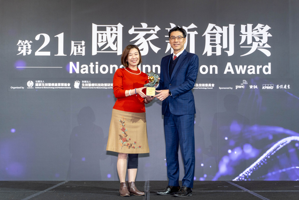 友達旗下子公司友達耘康與達擎分別以「中醫數位化檢測解決方案」及「寬視角3D醫療顯示器」獲得第二十一屆國家新創獎「智慧醫療與健康科技」類別的「企業新創獎」與「國家新創精進獎」兩項殊榮。圖左為衛生福利部政務次長林靜儀、圖右為友達光電智慧醫療事業群總經理廖世宏