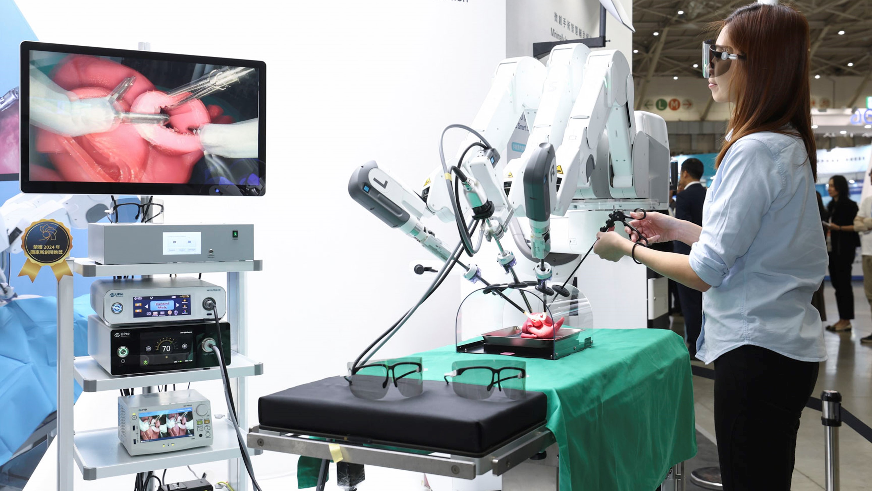 達擎寬視角3D醫療顯示器可應用於機器人手術即時3D解決方案，提供醫療團隊即時、同步的3D手術影像，提升溝通效率與手術安全性