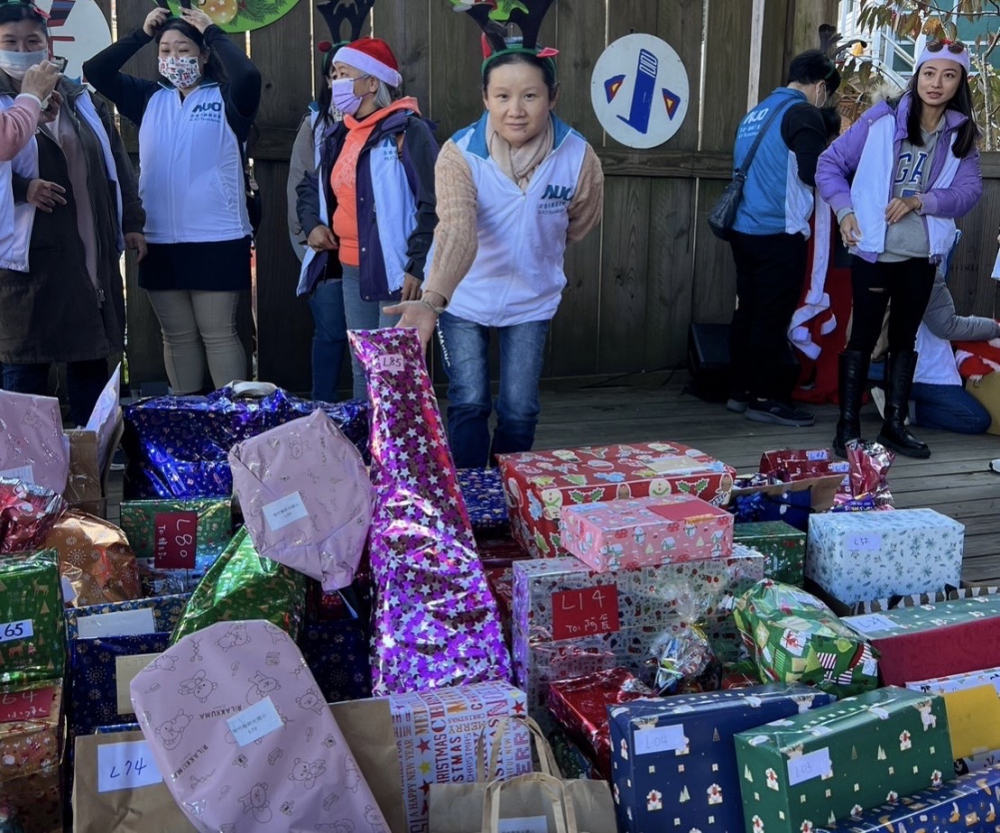友達永續基金會「圓夢列車」年年迴響熱烈，認捐同仁精心挑選禮物、巧手包裝，整理成隊後，將祝福一一打包送出