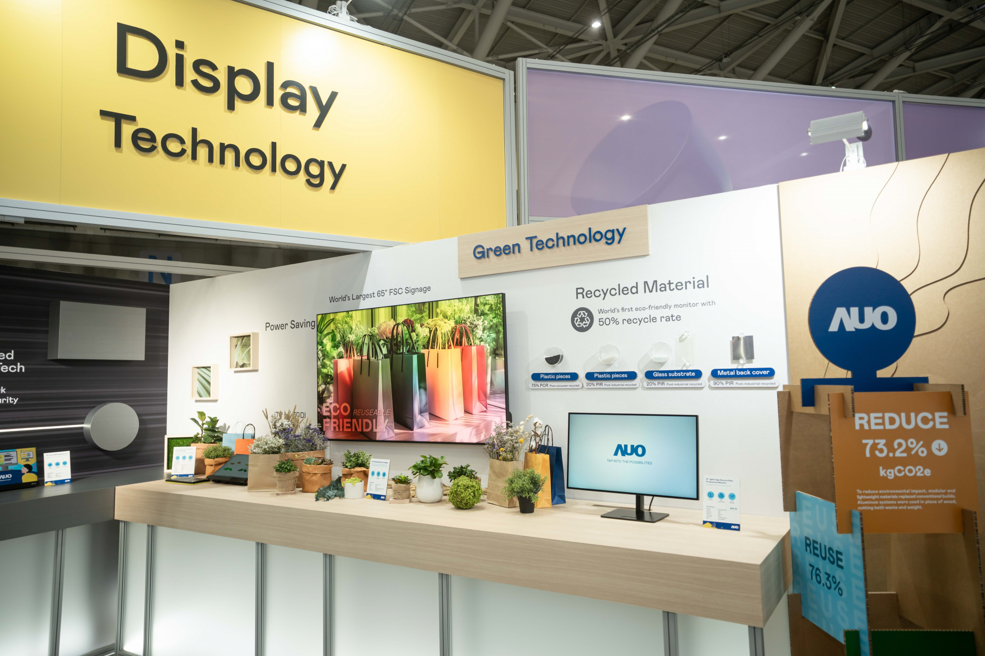 友達Touch Taiwan 2025雙展位再度獲etouch 綠色裝潢設計獎肯定；智慧顯示展位以鋁製模組系統取代傳統木作施作，並在相關裝潢物與設計使用可回收、可重複使用的材料，體現低碳與循環精神。