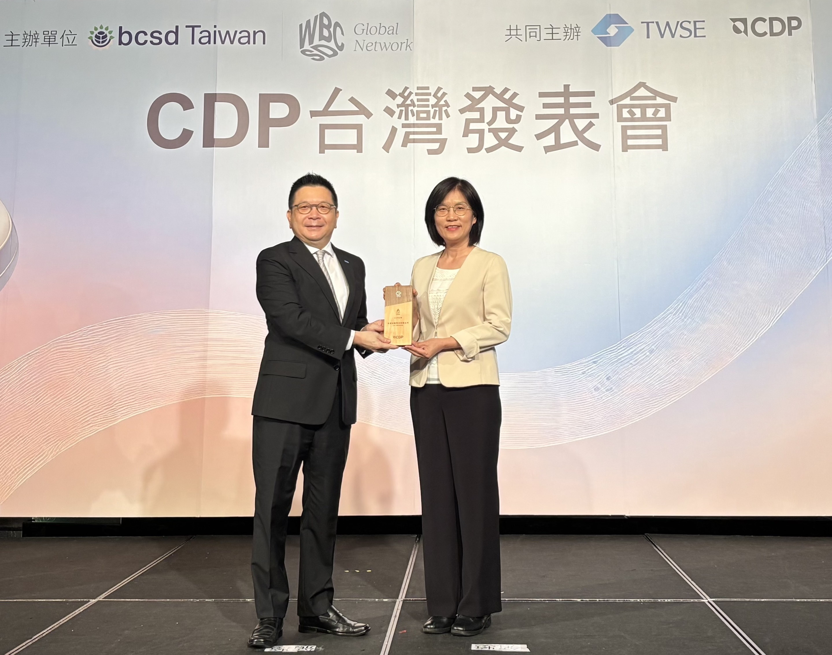 友達永續成果再獲國際評比肯定，獲頒CDP氣候與水資源雙項領導力評級。今由臺灣證券交易所董事長林修銘（左）頒獎，友達光電永續長古秀華（右）代表受獎
