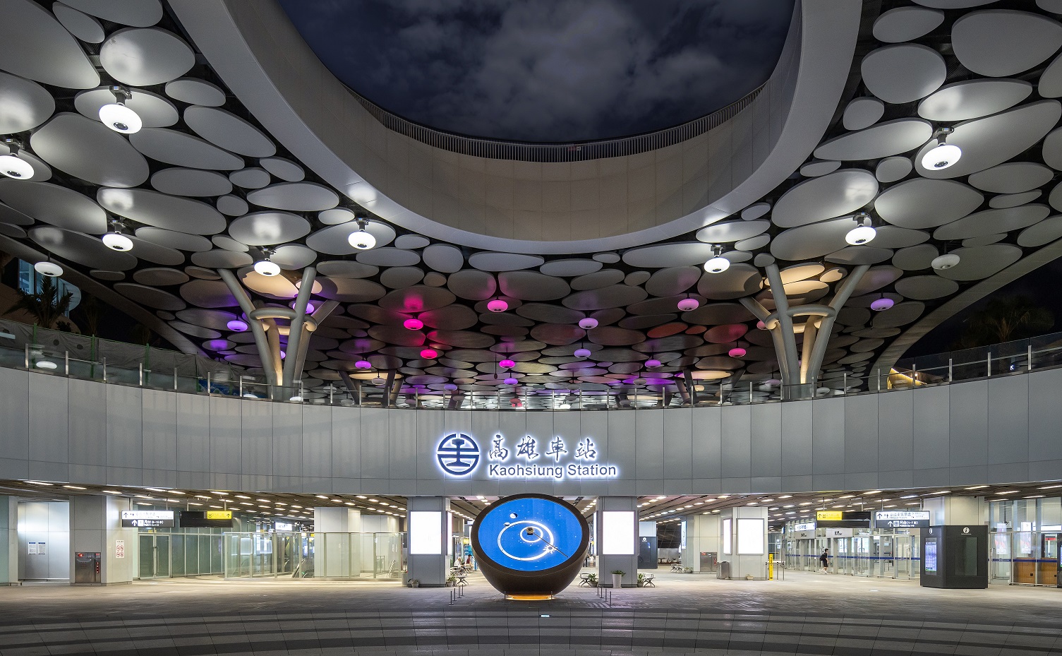 創利空間參與《高雄車站共感空間》公共藝術計畫，擔任視覺科技整合夥伴。於「看時間」天文鐘作品中提供技術指導，整合圓形LED鐘面與鐘體結構，在時間、天象星盤與空間氛圍間生動展演