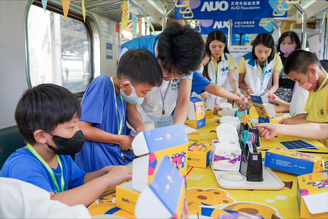 今年友達設計「光電、再生能源、水資源」三大課程主題，攜手供應鏈夥伴默克及大豐環保，以循環經濟理念開發創意教材