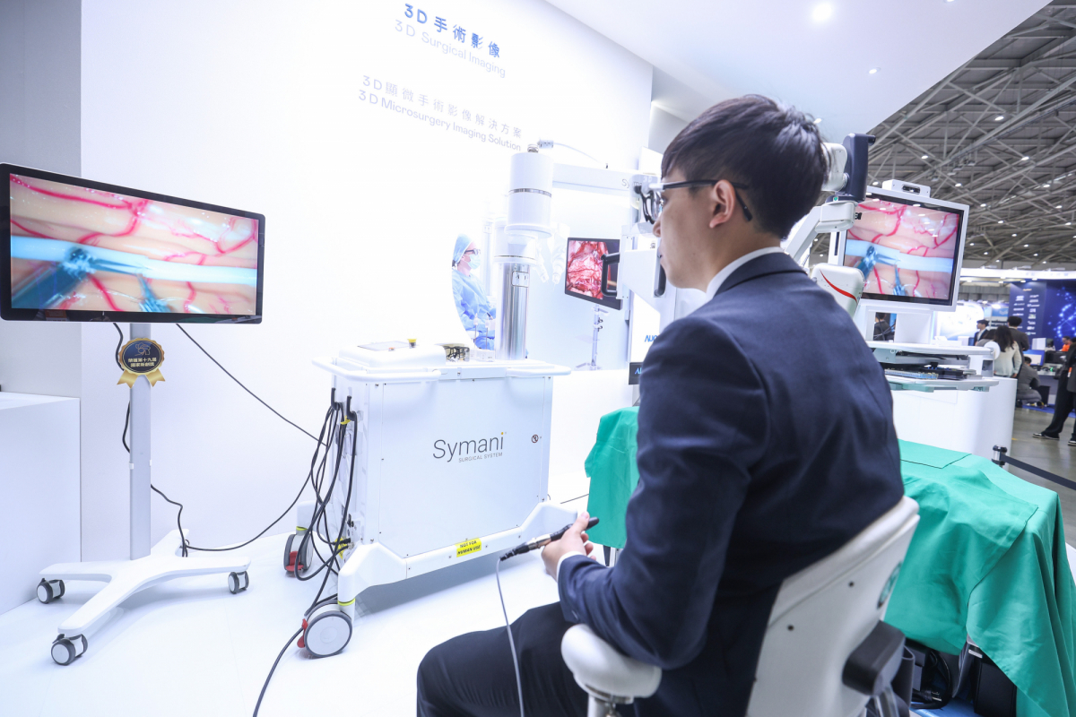 达擎推出〝3D显微手术影像解决方案〞，将3D影像技术从腹腔内视镜手术延伸至神经、血管、淋巴等高难度显微手术，提供超清晰立体视野，协助医疗团队在复杂手术中完成精准细腻操作。