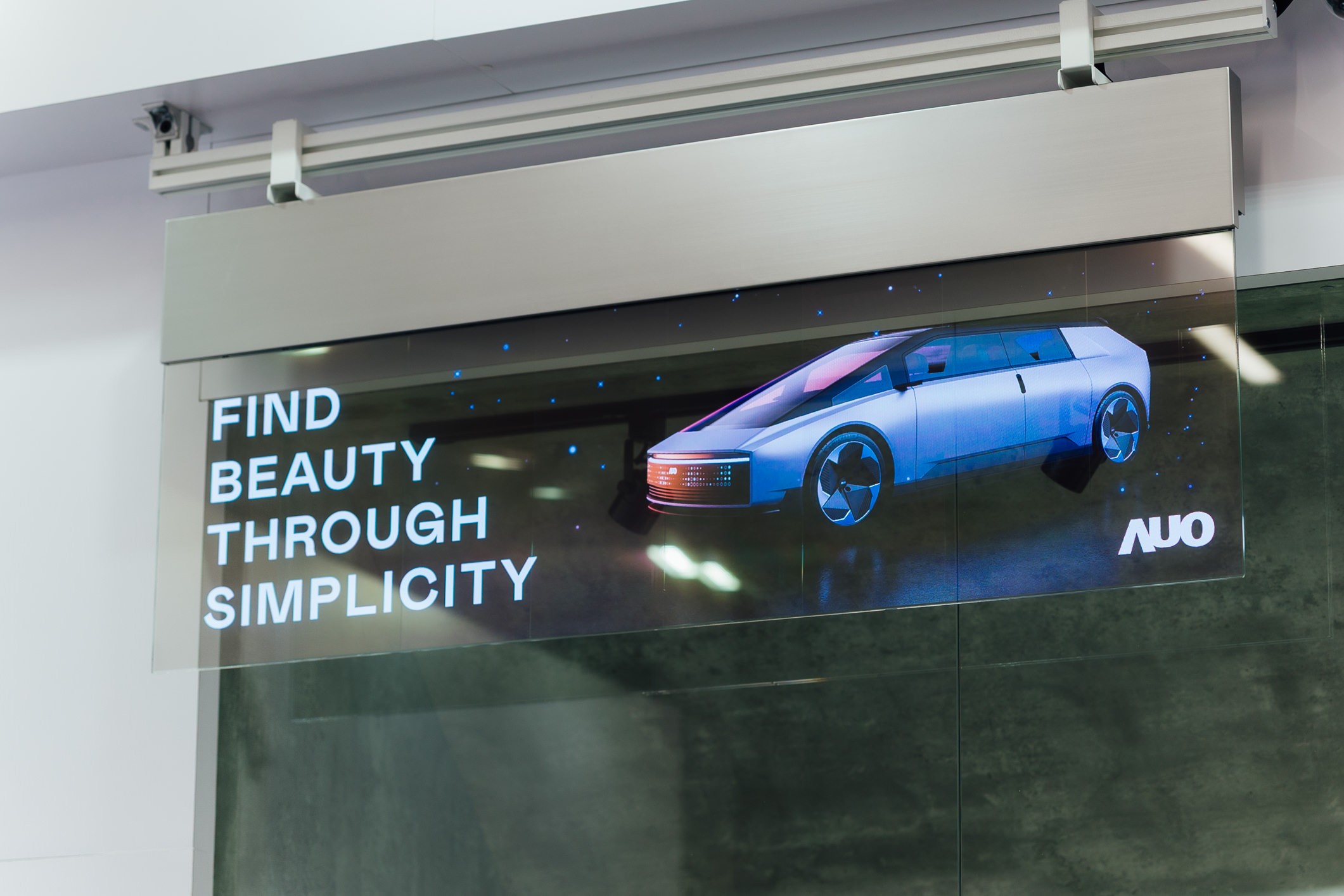 具备高亮度透明感的54吋透明Micro LED智慧广告牌，可无限拼接不同尺寸，营造出兼具科技感与美学的沉浸式氛围，适用于旗舰店、展演空间等多元场域。