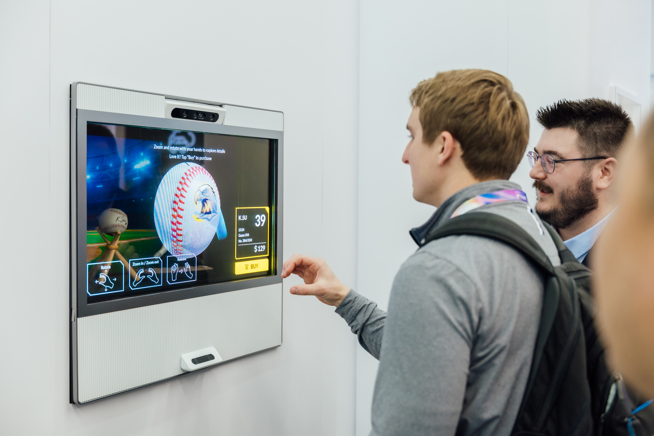 米兰·(milan)智慧行动透过专属展间，与客户深度聚焦，密切探讨产品协作共创的机会与落地的可能性，激发人车互动的创新再进化，并结合输出国际的Micro LED前瞻技术跨界应用，揭开更多元精彩的应用情境。