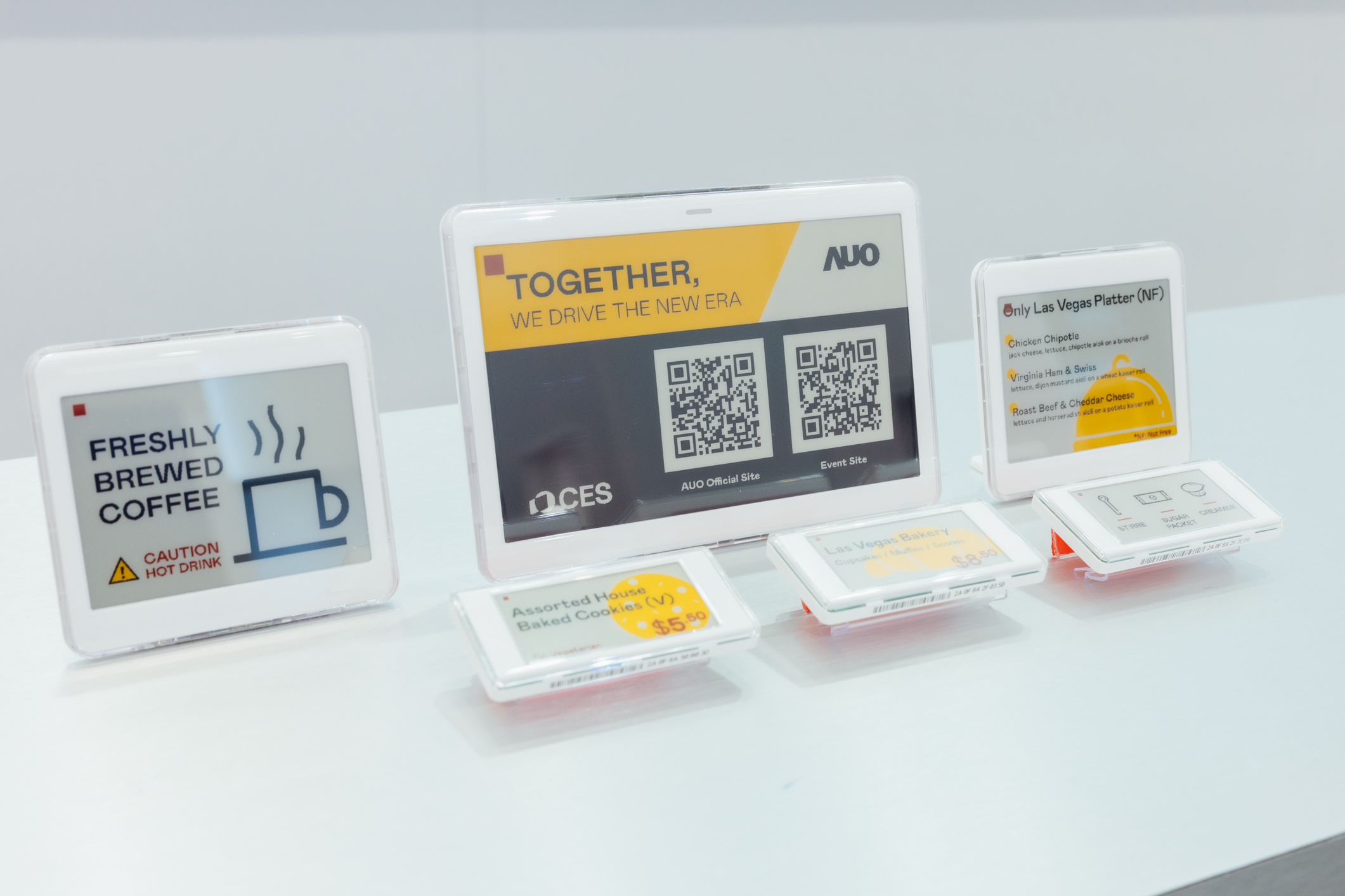 达擎开发的低功耗、全彩的aecoPost电子纸解决方案，仅在更新画面时需要微量的电力驱动，无需布建电线的便捷设计，使其可灵活应用、弹性选择置放处；可搭配aecoTag电子货架卷标解决方案，驱动商店内所有数字广告牌和电子货架卷标，以远程控制实现动态变价，提升门市人员作业效率，并以无纸化落实永续经营目标。