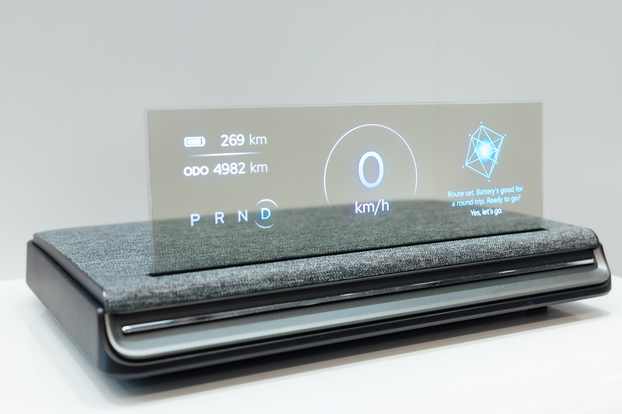 全球首款Aero Module透明Micro LED显示器模块外观轻盈通透，可与数字内容完美融合，提供动态显示、先进控制、个人化沉浸感受。