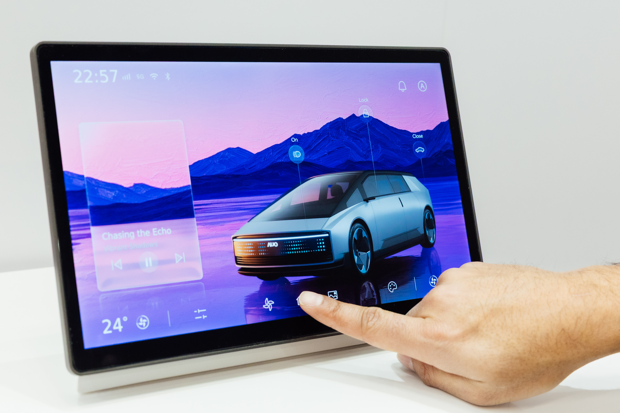 将先进抗反光技术导入于CID中控台呈现全时可视效果，并支持与座舱环境完美融合，带来清晰且不干扰的驾驶与座舱操作体验，兼容座舱质感与行车安全。